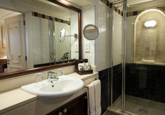 One Bedroom Family suite Sea View bathroom