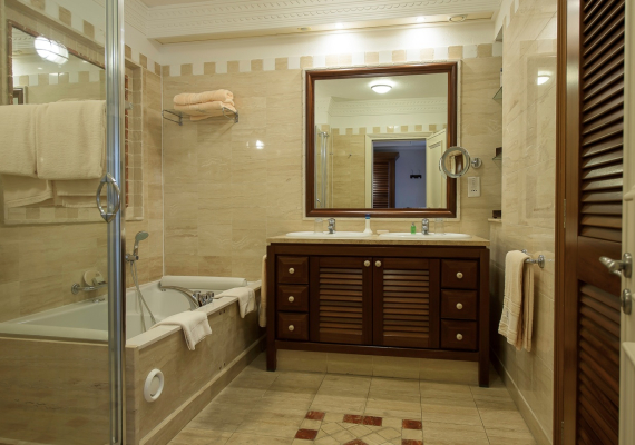 Executive Suite Pool View Bathroom