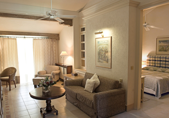 One Bedroom Suite Garden View bathroom Seating area