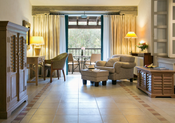 One Bedroom Suite Garden View bathroom Seating area